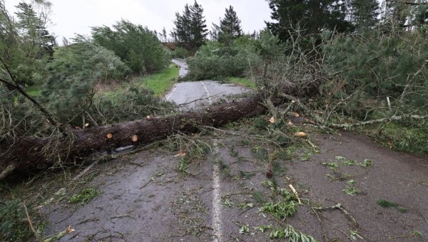 ВЕТАР ОБАРАО КАМИОНЕ И ЧУПАО СТАБЛА: Разорна олуја захватила овај део света ВЕТАР ОБАРАО КАМИОНЕ И ЧУПАО СТАБЛА: Разорна олуја захватила овај део света