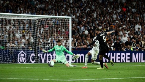 NEOČEKIVAN POTEZ SRBINA! Evo od koga je Dušan Vlahović uzeo dres posle meča sa Real Madridom NEOČEKIVAN POTEZ SRBINA! Evo od koga je Dušan Vlahović uzeo dres posle meča sa Real Madridom