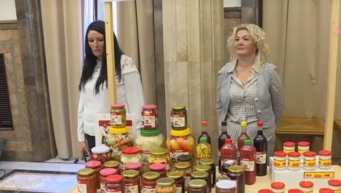 HVALA VAMA TO ŠTO ČUVATE PORODICU Vučić: Žensko preduzetništvo važno za opstanak na selu HVALA VAMA TO ŠTO ČUVATE PORODICU Vučić: Žensko preduzetništvo važno za opstanak na selu