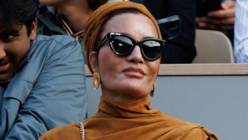 ONA JE NAJVEĆA MODNA IKONA BLISKOG ISTOKA: Sve što stavi na sebe košta bogatstvo, a sada nosi tašnu kakvih ima samo 1000 na svetu! (FOTO) ONA JE NAJVEĆA MODNA IKONA BLISKOG ISTOKA: Sve što stavi na sebe košta bogatstvo, a sada nosi tašnu kakvih ima samo 1000 na svetu! (FOTO)