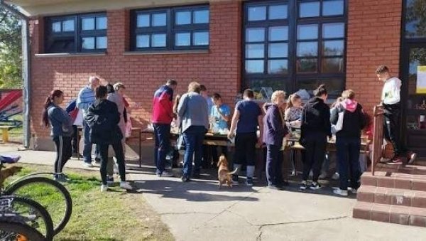 НОВА СТОЛАРИЈА ЗА ЂУРУ: Покрајина улаже у школу у Бантском Двору НОВА СТОЛАРИЈА ЗА ЂУРУ: Покрајина улаже у школу у Бантском Двору