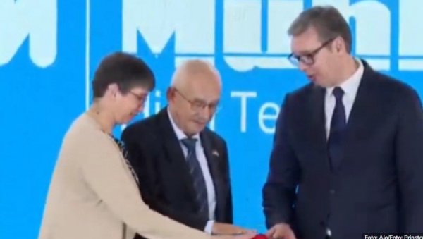 ВУЧИЋ ПОКАЗАО СНИМКЕ ЈЕДНЕ ОД НАЈБОЉИХ ФАБРИКА У СРБИЈИ И ПОРУЧИО: За нас је посебно важно што овде раде грађани Србије (ВИДЕО) ВУЧИЋ ПОКАЗАО СНИМКЕ ЈЕДНЕ ОД НАЈБОЉИХ ФАБРИКА У СРБИЈИ И ПОРУЧИО: За нас је посебно важно што овде раде грађани Србије (ВИДЕО)
