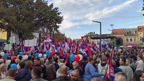 МОЋАН СНИМАК ИЗ ПОЖАРЕВЦА: Маса људи на скупу слободних грађана против блокада