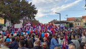 MOĆAN SNIMAK IZ POŽAREVCA: Masa ljudi na skupu slobodnih građana protiv blokada