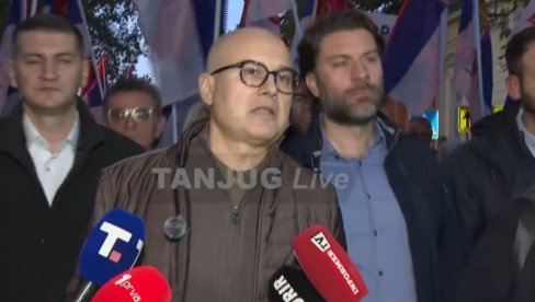 ВУЧЕВИЋ У ПОЖАРЕВЦУ: Лидер СНС се придружио грађанима у шетњи против блокада ВУЧЕВИЋ У ПОЖАРЕВЦУ: Лидер СНС се придружио грађанима у шетњи против блокада