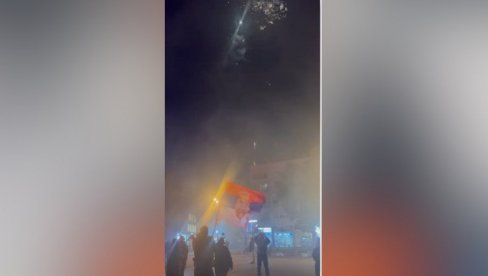 DOK SE TROBOJKE VIJOERE, VATROMET PARA NEBO: Moćne scene iz Kraljeva na protestu protiv blokada (VIDEO) DOK SE TROBOJKE VIJOERE, VATROMET PARA NEBO: Moćne scene iz Kraljeva na protestu protiv blokada (VIDEO)