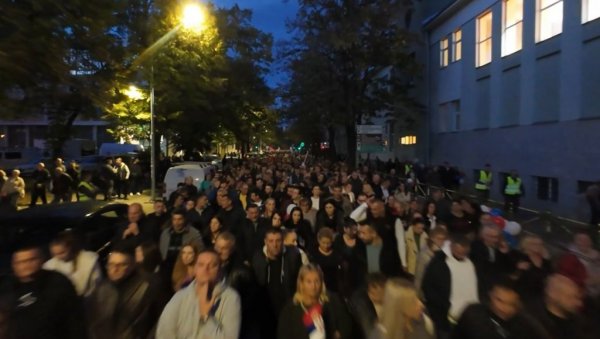 НАРОД СЛОЖНО ПРОТИВ БЛОКАДА: Величанствени призори из Пожаревца (ВИДЕО) НАРОД СЛОЖНО ПРОТИВ БЛОКАДА: Величанствени призори из Пожаревца (ВИДЕО)