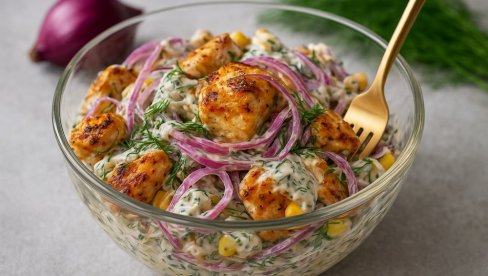 SALATA OD PILETINE, CRVENOG LUKA I KUKURUZA: Lagana, sočna i puna ukusa SALATA OD PILETINE, CRVENOG LUKA I KUKURUZA: Lagana, sočna i puna ukusa