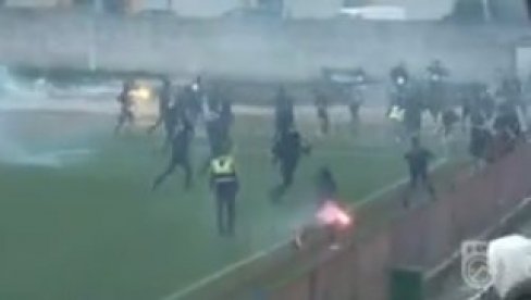 ŽESTOK SUKOB NAVIJAČA U NIKŠIĆU: Utakmica Druge lige Crne Gore morala da se prekine na pola sata (VIDEO)