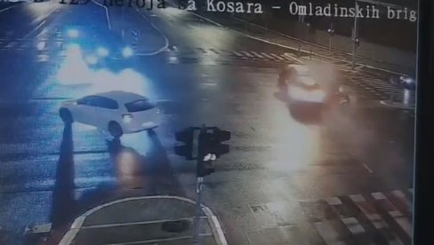 NADZORNE KAMERE ZABELEŽILE JEZIV PRIZOR: Pogledajte trenutak u kojem je pijani vozač ubio celu porodicu na Novom Beogradu (VIDEO) NADZORNE KAMERE ZABELEŽILE JEZIV PRIZOR: Pogledajte trenutak u kojem je pijani vozač ubio celu porodicu na Novom Beogradu (VIDEO)