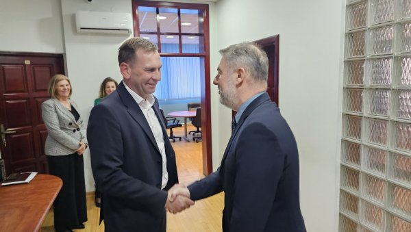 МИНИСТАР ШЕРАНИЋ У УГЉЕВИКУ: Помоћ Дому здравља и Центру за социјални рад МИНИСТАР ШЕРАНИЋ У УГЉЕВИКУ: Помоћ Дому здравља и Центру за социјални рад