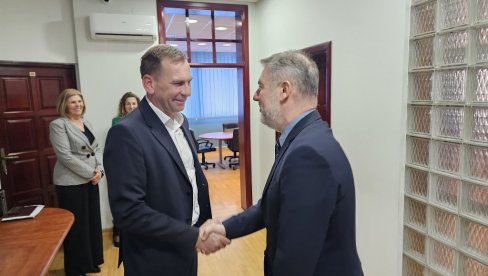 MINISTAR ŠERANIĆ U UGLJEVIKU: Pomoć Domu zdravlja i Centru za socijalni rad