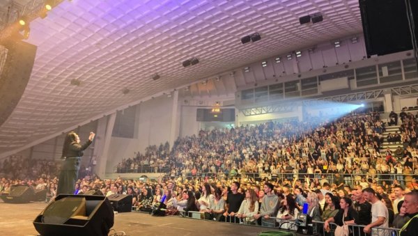 ДРУГИ КОНЦЕРТ ЗА ГОДИНУ ДАНА: Драгана Мирковић у Подгорици приредила спектакл и послала поруку хуманости (ФОТО) ДРУГИ КОНЦЕРТ ЗА ГОДИНУ ДАНА: Драгана Мирковић у Подгорици приредила спектакл и послала поруку хуманости (ФОТО)