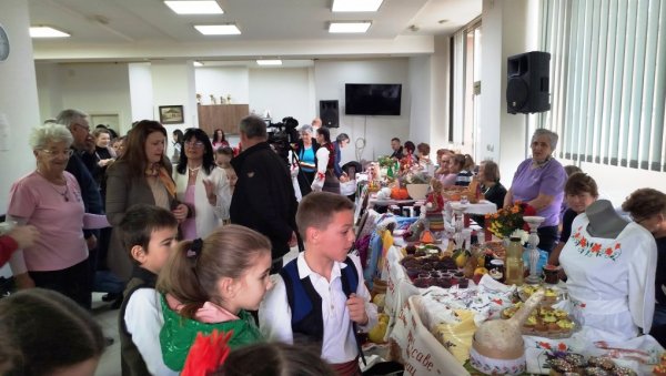 „СМОТРА РУКОТВОРИНА“ ОДРЖАНА У ЋУПРИЈИ: Такмичарска и хуманитарна манифестација Актива жена „Наше златно доба“ (ФОТО) „СМОТРА РУКОТВОРИНА“ ОДРЖАНА У ЋУПРИЈИ: Такмичарска и хуманитарна манифестација Актива жена „Наше златно доба“ (ФОТО)