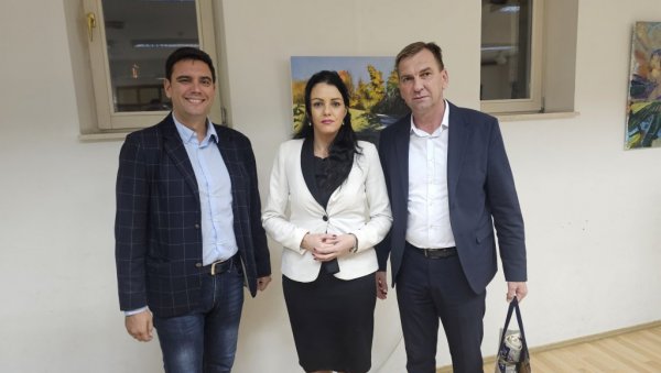 СВЕЧАНА СЕДНИЦА УГЉЕВИКА: Стигла и браћа из Србије СВЕЧАНА СЕДНИЦА УГЉЕВИКА: Стигла и браћа из Србије