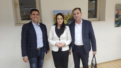 СВЕЧАНА СЕДНИЦА УГЉЕВИКА: Стигла и браћа из Србије СВЕЧАНА СЕДНИЦА УГЉЕВИКА: Стигла и браћа из Србије