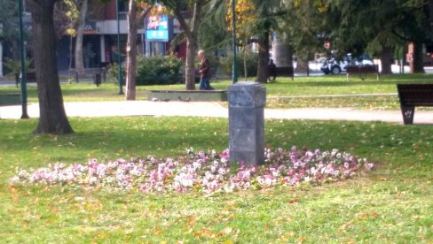 ВАНДАЛИЗАМ У ПАРКУ: Са постамента уклоњена биста „Српкиње“ ВАНДАЛИЗАМ У ПАРКУ: Са постамента уклоњена биста „Српкиње“