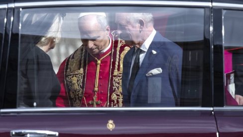 СВИ СЕ СМЕЈАЛИ У ВАТИКАНУ Чули шта је Краљ Чарлс рекао: Сигурно добијате много домаћих задатака СВИ СЕ СМЕЈАЛИ У ВАТИКАНУ Чули шта је Краљ Чарлс рекао: Сигурно добијате много домаћих задатака