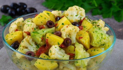 SALATA OD KARFIOLA I KROMPIRA: Zdravo, mirisno i neodoljivo! SALATA OD KARFIOLA I KROMPIRA: Zdravo, mirisno i neodoljivo!