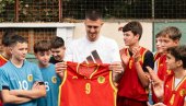 ZA NOVE ŠAMPIONE I BUDUĆE REPREZENTATIVCE: Vanja Marinković i Bogdanović otvorili novi košarkaški teren u Beogradu