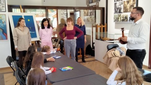 НЕГУЈУ ТРАДИЦИЈУ ПРЕДАВАЊИМА ЗА ДЕЦУ : Сарадња Музеја Војводине и Музеја Тамбурица Феста НЕГУЈУ ТРАДИЦИЈУ ПРЕДАВАЊИМА ЗА ДЕЦУ : Сарадња Музеја Војводине и Музеја Тамбурица Феста