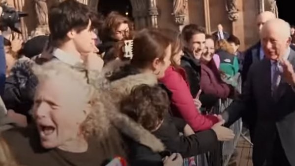 НАПАД НА КРАЉА ЧАРЛСА! Скандал испред катедрале – „Реци истину о Епстајну!“ (ВИДЕО) НАПАД НА КРАЉА ЧАРЛСА! Скандал испред катедрале – „Реци истину о Епстајну!“ (ВИДЕО)