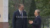 УЗ ВОЈНЕ ПОЧАСТИ  И СМОТРУ ПОЧАСНОГ СТРОЈА: Председник Узбекистана дочекао Вучића (ВИДЕО)