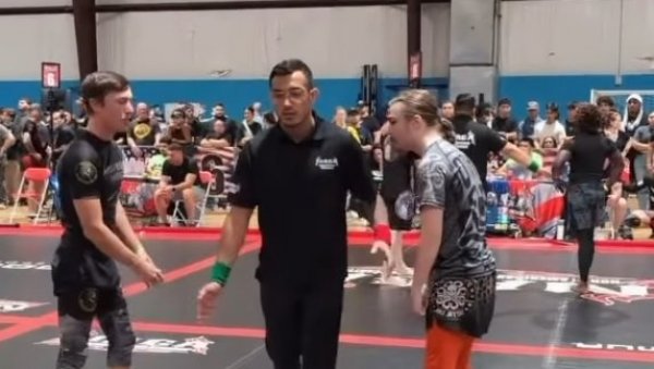 САМОНОКАУТ ИЗАЗВАО СМЕХ ШИРОМ СВЕТА! Нокаутирао самог себе усред меча! (ВИДЕО)