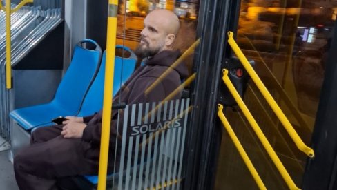 KAO SAV NORMALAN SVET: Boban Rajović u gradskom prevozu na Novom Beogradu (FOTO) KAO SAV NORMALAN SVET: Boban Rajović u gradskom prevozu na Novom Beogradu (FOTO)