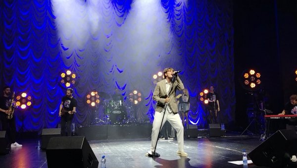 ОВО ЈЕ МОЈ САН: Јаков Јозиновић приредио спектакуларни концерт које је распродат за сат времена - Захвалан сам што ме волите (ФОТО) ОВО ЈЕ МОЈ САН: Јаков Јозиновић приредио спектакуларни концерт које је распродат за сат времена - Захвалан сам што ме волите (ФОТО)