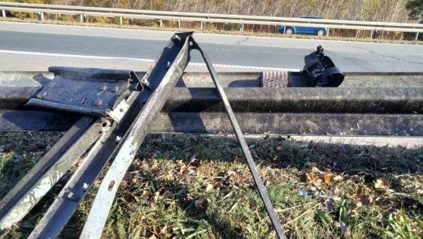 ЈЕДАН БЛИЗАНАЦ МУ ПОГИНУО, ДРУГИ ПОВРЕЂЕН: Отац дечака на месту несреће - потресни детаљи тешког удеса код Новог Сада ЈЕДАН БЛИЗАНАЦ МУ ПОГИНУО, ДРУГИ ПОВРЕЂЕН: Отац дечака на месту несреће - потресни детаљи тешког удеса код Новог Сада