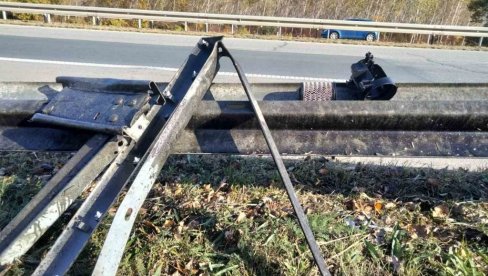 ЈЕДАН БЛИЗАНАЦ МУ ПОГИНУО, ДРУГИ ПОВРЕЂЕН: Отац дечака на месту несреће - потресни детаљи тешког удеса код Новог Сада ЈЕДАН БЛИЗАНАЦ МУ ПОГИНУО, ДРУГИ ПОВРЕЂЕН: Отац дечака на месту несреће - потресни детаљи тешког удеса код Новог Сада