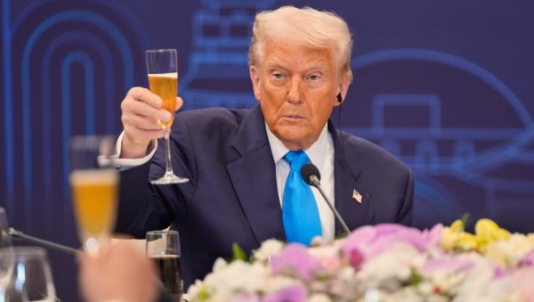 ДОНОСИМ ТРИЛИОНЕ ДОЛАРА У САД Трамп: САД и Јужна Кореја постигле трговински договор ДОНОСИМ ТРИЛИОНЕ ДОЛАРА У САД Трамп: САД и Јужна Кореја постигле трговински договор