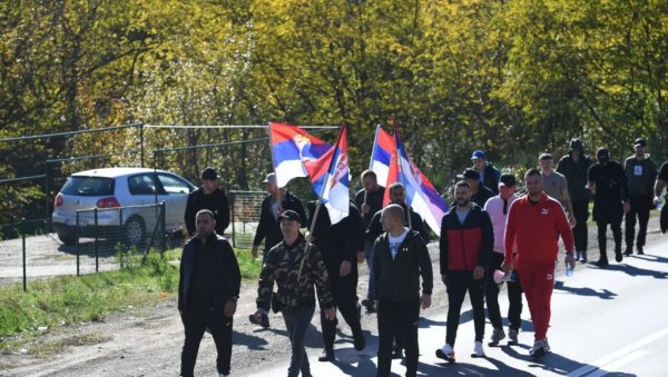 ПРАТИ ИХ СУНЦЕ, НАРОД ИХ ПОЗДРАВЉА КРАЈ ПУТА: 60 Срба са Косова и Метохије напредује кроз Рашку (ФОТО) ПРАТИ ИХ СУНЦЕ, НАРОД ИХ ПОЗДРАВЉА КРАЈ ПУТА: 60 Срба са Косова и Метохије напредује кроз Рашку (ФОТО)