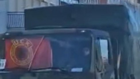 ŠIPTARI DIVLJAJU, NA BRANICIMA ZASTAVA ZLOČINAČKE OVK! Kolona borbernih vozila tzv. KBS prošla kroz Južnu Mitrovicu (VIDEO) ŠIPTARI DIVLJAJU, NA BRANICIMA ZASTAVA ZLOČINAČKE OVK! Kolona borbernih vozila tzv. KBS prošla kroz Južnu Mitrovicu (VIDEO)