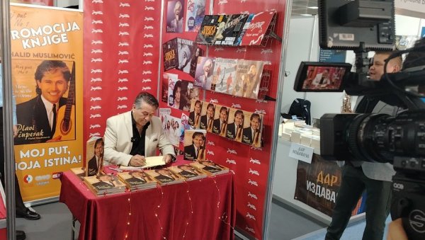 ГОДИНЕ УПОРНОСТИ, ТРУДА И ТРАЈАЊА: Халид Муслимовић са својом монографијом на Сајму књига - Мој животни пут (ФОТО)