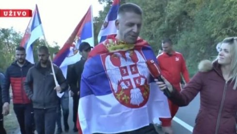 IMAMO SAMO JEDNOG PREDSEDNIKA KOJI NIKADA NE ODUSTAJE OD NAS Pogledajte kako kolona Srba s KiM ide put Novog Sada (VIDEO) IMAMO SAMO JEDNOG PREDSEDNIKA KOJI NIKADA NE ODUSTAJE OD NAS Pogledajte kako kolona Srba s KiM ide put Novog Sada (VIDEO)