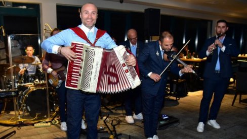 PREKINUO NASTUP DA BI POZDRAVIO POSEBNOG ČOVEKA: Aca Sofronijević sa orkestrom svirao za muzičke zvezde (FOTO)