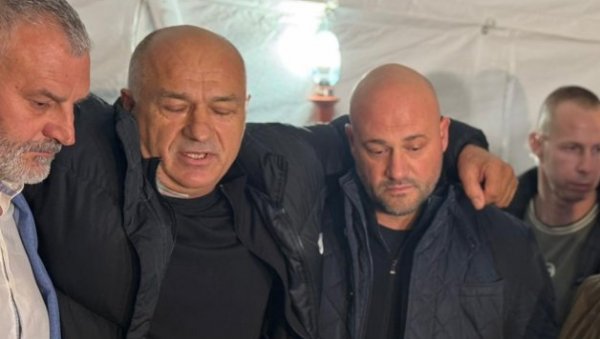 БЛОКАДЕРИ СУ ЛАГАЛИ, ВРЕЂАЛИ, А ОНДА СУ И ПУЦАЛИ: Милан је јунак обичних људи у ког су крволочно испалили метак јер не мисли као они БЛОКАДЕРИ СУ ЛАГАЛИ, ВРЕЂАЛИ, А ОНДА СУ И ПУЦАЛИ: Милан је јунак обичних људи у ког су крволочно испалили метак јер не мисли као они