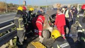 СУДАР ПЕТ ВОЗИЛА: Ватрогасци извлачили повређене - тешка саобраћајна нерећа у Остружници (ФОТО)