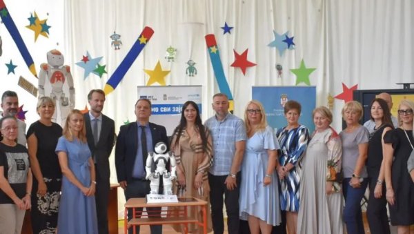 РОБОТ ВОЛИ ПОМАЖЕ У УЧЕЊУ ДЕЦИ СА СМЕТЊАМА У РАЗВОЈУ: У учионице улази 11 механичких другара РОБОТ ВОЛИ ПОМАЖЕ У УЧЕЊУ ДЕЦИ СА СМЕТЊАМА У РАЗВОЈУ: У учионице улази 11 механичких другара