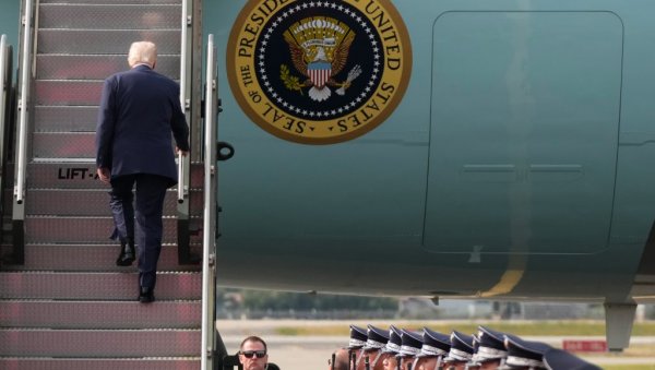 ПАНИКА НА ЛЕТУ, СВЕ СЕ ТРЕСЕ: Драма у Трамповом авиону (ВИДЕО) ПАНИКА НА ЛЕТУ, СВЕ СЕ ТРЕСЕ: Драма у Трамповом авиону (ВИДЕО)