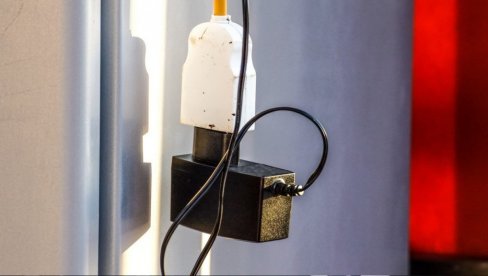 Дечак (9) се запалио током спавања: Пуњач експлодирао - уплео се у његову огрлицу на врату Дечак (9) се запалио током спавања: Пуњач експлодирао - уплео се у његову огрлицу на врату