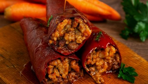 ПУЊЕНЕ СУВЕ ПАПРИКЕ: Мирис традиције на вашем столу ПУЊЕНЕ СУВЕ ПАПРИКЕ: Мирис традиције на вашем столу