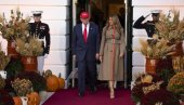 DONALD TRAMP I MELANIJA DELILI DECI SLATKIŠE: Jedan detalj je svima zapao za oko u Beloj kući ukrašenoj za Noć veštica!