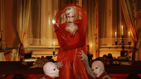 BRESKVICA KAO ATROPOS: Mlada muzička zvezda iznenadila javnost (FOTO) BRESKVICA KAO ATROPOS: Mlada muzička zvezda iznenadila javnost (FOTO)