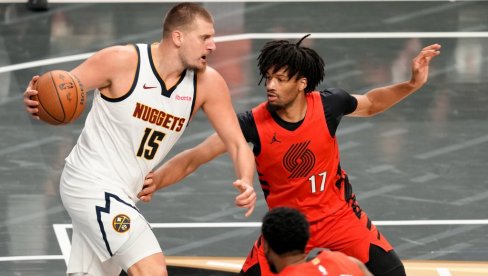 OVO SE NE VIĐA ČESTO! Nikola Jokić se zatrčao ka košu i digao sve na noge (VIDEO) OVO SE NE VIĐA ČESTO! Nikola Jokić se zatrčao ka košu i digao sve na noge (VIDEO)