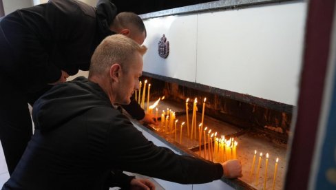 ПЕШАЦИ СА КОСОВА И МЕТОХИЈЕ У ПРЕЉИНИ ЗАПАЛИЛИ СВЕЋЕ: Одали пошту трагично страдалима у паду надстрешнице ПЕШАЦИ СА КОСОВА И МЕТОХИЈЕ У ПРЕЉИНИ ЗАПАЛИЛИ СВЕЋЕ: Одали пошту трагично страдалима у паду надстрешнице