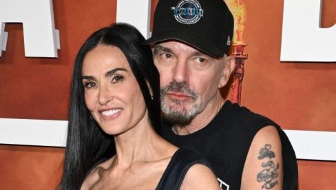 ДЕМИ МУР СЕ ТОПИ У ЗАГРЉАЈУ БИВШЕГ МУЖА АНЂЕЛИНЕ ДЖОЛИ: Све су јача говоркања да су заједно! (ФОТО) ДЕМИ МУР СЕ ТОПИ У ЗАГРЉАЈУ БИВШЕГ МУЖА АНЂЕЛИНЕ ДЖОЛИ: Све су јача говоркања да су заједно! (ФОТО)