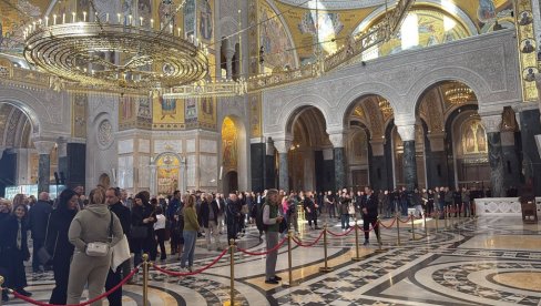 ПАРАСТОС ЗА НАСТРАДАЛЕ У НОВОМ САДУ У ХРАМУ СВЕТОГ САВЕ: Присуствује председник Србије Александар Вучић (ФОТО/ВИДЕО)